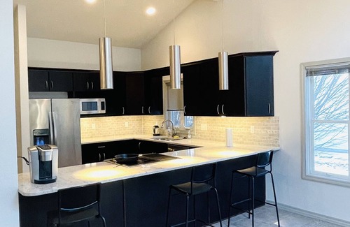 Champaign House | Elegant 3b2b Smart Ranch Home with Ocean View near UIUC