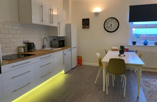 Wokingham Apartment | Stylish Wokingham 3 Bedroom Townhouse for Memorable Stays