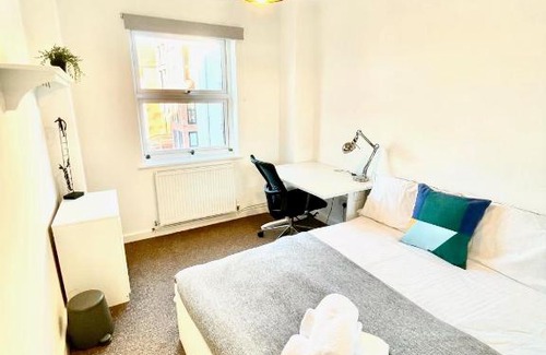 Wokingham Apartment | Stylish Wokingham 3 Bedroom Townhouse for Memorable Stays