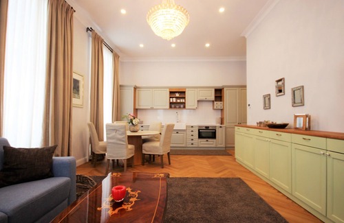 Margareten Apartment | Elegant Apartment with Kitchen and Breakfast in Prime Location