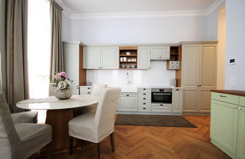 Margareten Apartment | Elegant Apartment with Kitchen and Breakfast in Prime Location