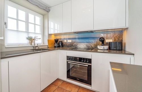 Wenningstedt-Braderup Apartment | Modern Apartment for 4 with Balcony and Pool Access