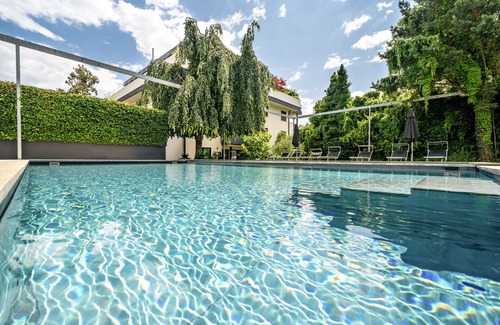 Lana Apartment | Elegant Goldfinger Unique Suite with Mountain View & Pool