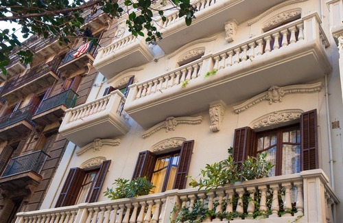 la Vila de Gracia Apartment | Stylish City Center Apartment with Spa and Family Amenities