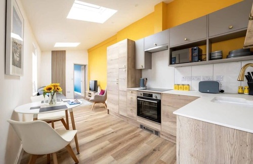 Maenporth Apartment | Elegant Apartment in Falmouth with Ocean View and Kitchen