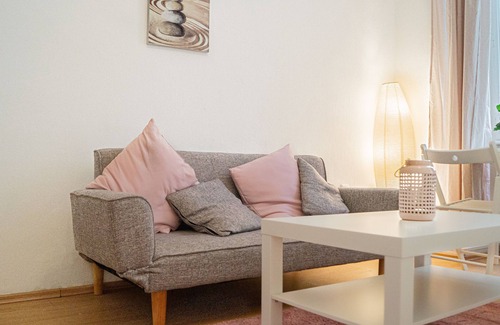 Matzleinsdorf Apartment | Stylish Downtown Apartment with Breakfast & Family Amenities