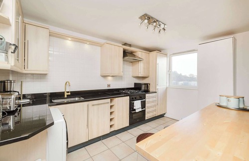 Old Town Apartment | Stylish JOIVY Cool Space: 3-Bed Apt with Balcony & Parking