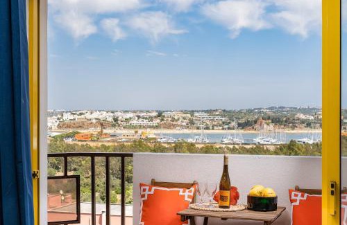 Praia da Rocha Apartment | Stylish Oceanfront Apartment with Scenic Views and Aircon