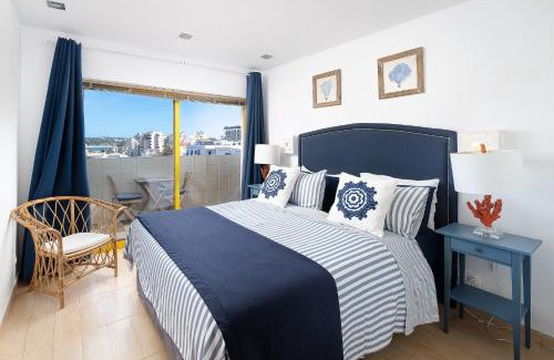 Praia da Rocha Apartment | Stylish Oceanfront Apartment with Scenic Views and Aircon