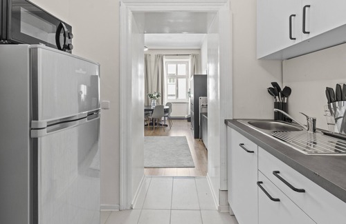 Wahring Apartment | Modern Apartments with Kitchen Near AKH