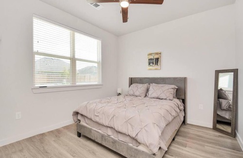 George Bush Park/Eldridge Apartment | Modern Poolside Apartment with Wi-Fi and Parking Access