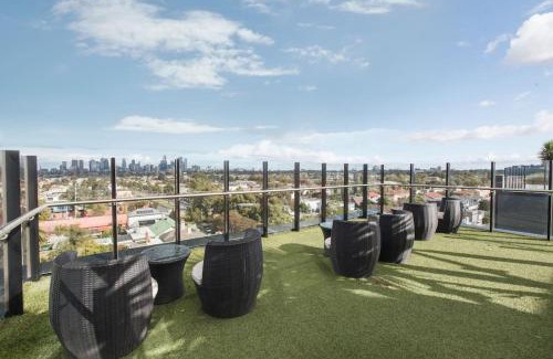 Brunswick East Apartment | Stylish Apartment with Rooftop Views and Hot Tub