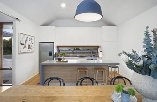 Barwon Heads House | Stylish Pet-Friendly Retreat with River Views and Breakfast