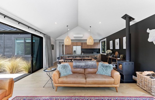 Arrowtown House | Elegant Arrowtown Home: Prime Location & Family Amenities