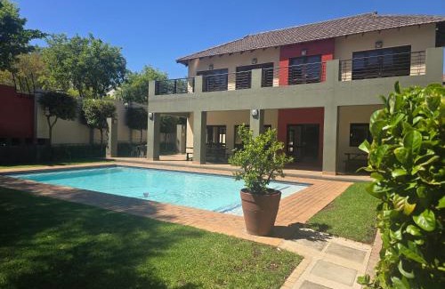 Lone Hill Apartment | Stylish Bachelor Pad in the Heart of Fourways