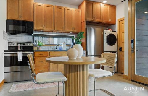 Montopolis House | Trendy Boho Loft with Free Parking and King Bed