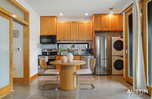Montopolis House | Trendy Boho Loft with Free Parking and King Bed