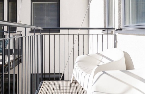 Hietalahti Apartment | Modern 42m2 Studio with Balcony & Spa Amenities