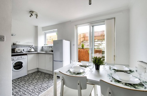 Newton Mearns House | Bright and Peaceful South Side Retreat with Breakfast Included