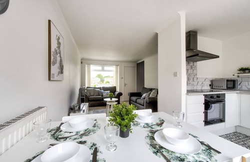 Newton Mearns House | Bright and Peaceful South Side Retreat with Breakfast Included