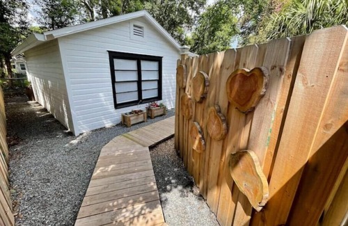 Avondale House | Stylish Bungalow: Top-Rated Stay with Pet-Friendly Perks
