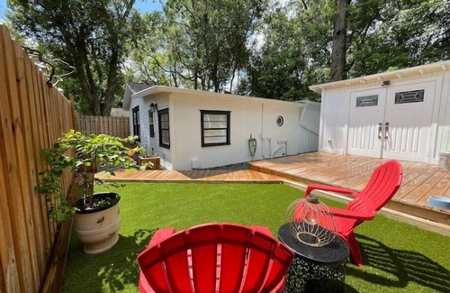 Avondale House | Stylish Bungalow: Top-Rated Stay with Pet-Friendly Perks