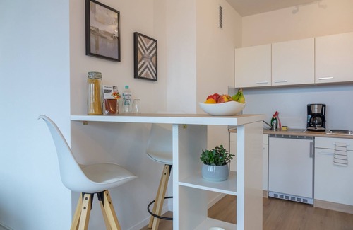 Nordviertel Apartment | Modern Business Apartment Near University and HBF