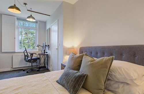Rushmoor District Apartment | Business-Friendly Apartment with Free Parking & Netflix