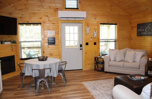 Jamestown Cabin | Discover a Cozy, Stylish Cabin Near Cumberland Lake!