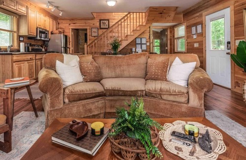 Burks Fork Cabin | Pet-Friendly Retreat: Stylish Cabin by Wineries & Parkway
