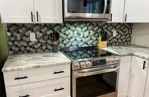 Waynesville Cabin | Stylish Cataloochee Mountain Cabin with Hot Tub & Spa