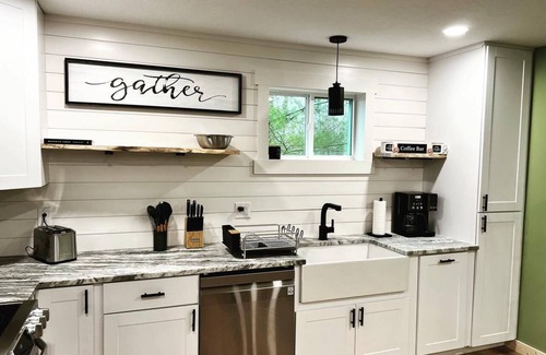 Waynesville Cabin | Stylish Cataloochee Mountain Cabin with Hot Tub & Spa