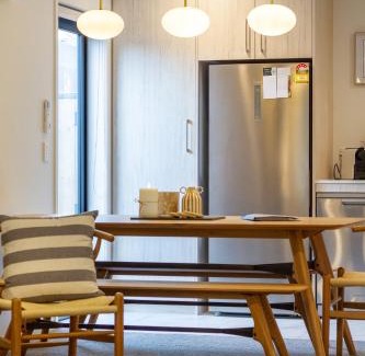Christchurch City Centre Apartment | Stylish Central City townhouse Next to Little High
