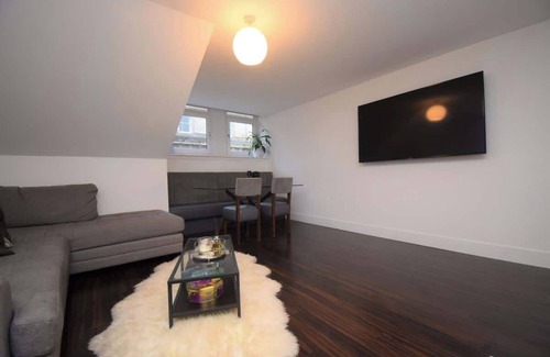 City Centre Glasgow Apartment | Stylish Central Flat George Sq