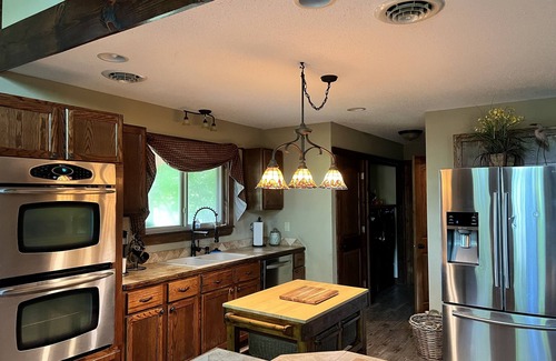 Dongola House | Chalet Style Retreat: Pet-Friendly with a 9.8 Guest Rating