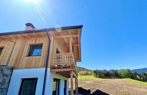 Gudon Ski Chalet | Stylish Chalet with Meadow Views and Pet-Friendly Amenities