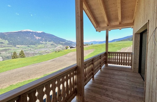 Gudon Ski Chalet | Stylish Chalet with Meadow Views and Pet-Friendly Amenities