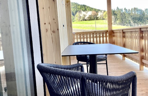 Gudon Ski Chalet | Stylish Chalet with Meadow Views and Pet-Friendly Amenities