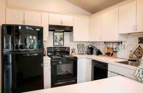 East Stroudsburg Ski Chalet | Elegant Chalet Retreat with Sauna & Lake View in Bushkill