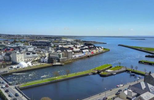 Galway City Centre Apartment | Stylish CITY Centre Townhouse - Ideal for Families