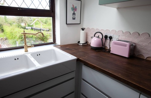 Whitehead House | Stylish Coastal Cottage: Guest Rated 10/10 & Pet Friendly