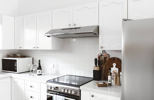 Metung House | Elegant Coastal Retreat, Close to Metung Village - Guest Rated 9.8