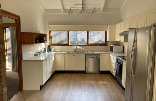 Metung House | Elegant Coastal Retreat, Close to Metung Village - Guest Rated 9.8