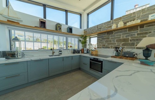 Mevagissey House | Stylish coastal retreat with panoramic views & walkable to harbour