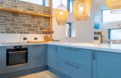 Mevagissey House | Stylish coastal retreat with panoramic views & walkable to harbour