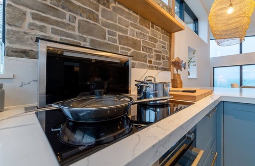 Mevagissey House | Stylish coastal retreat with panoramic views & walkable to harbour