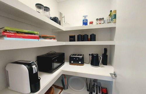Alfredton House | Stylish Comfort Meets Unbeatable Location near Aquatic Centre & Lake Wendouree.