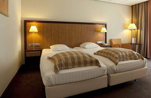 Schelfhorst Hotel | Stylish Comfort Near Scenic Paterswoldsemeer! Outdoor Pool, Free Parking!