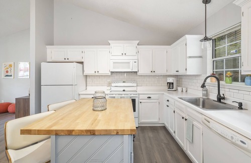 Durham House | Stylish Bungalow Near Duke, UNC & Downtown - Guest Rated 10/10