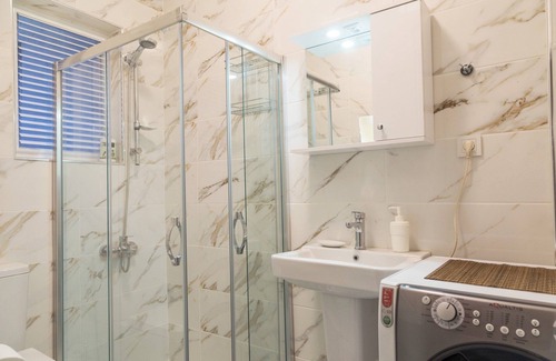 Bakırkoy Apartment | Stylish Retreat in the City Center with Spa & Breakfast